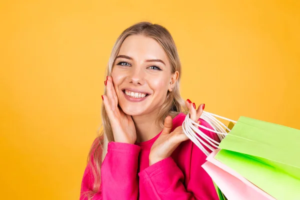 Mujer Bastante Europea Blusa Rosa Sobre Fondo Amarillo Sosteniendo Bolsas — Foto de Stock