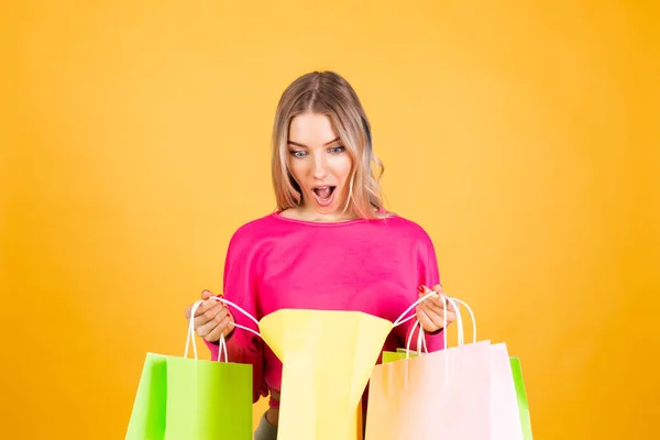 Mujer Bastante Europea Blusa Rosa Sobre Fondo Amarillo Sosteniendo Bolsas — Foto de Stock