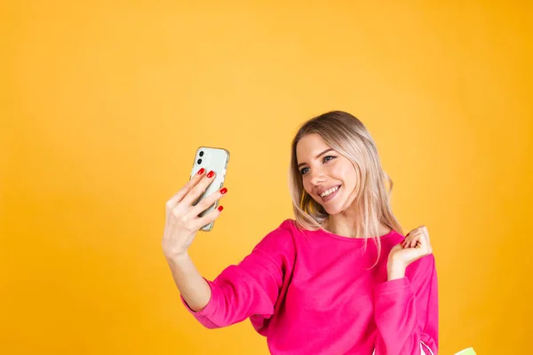 Mulher Muito Europeia Blusa Rosa Fundo Amarelo Segurando Sacos Compras — Fotografia de Stock