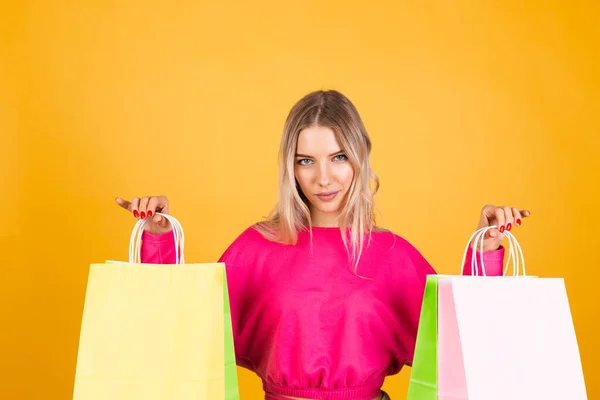 Mujer Bastante Europea Blusa Rosa Sobre Fondo Amarillo Sosteniendo Bolsas — Foto de Stock