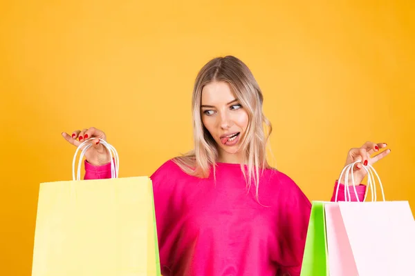 Mujer Bastante Europea Blusa Rosa Sobre Fondo Amarillo Sosteniendo Bolsas — Foto de Stock