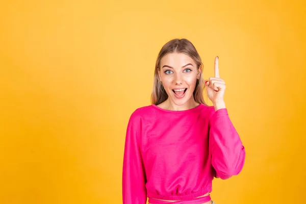 Mujer Bastante Europea Blusa Rosa Sobre Fondo Amarillo Feliz Excitado —  Fotos de Stock