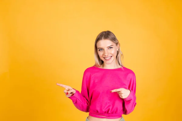 Hübsche Europäerin Pinkfarbener Bluse Auf Gelbem Hintergrund Glücklich Aufgeregt Fröhlicher — Stockfoto