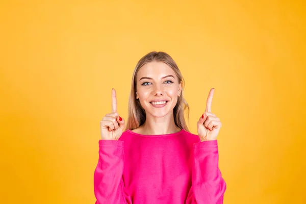 Mulher Muito Europeia Blusa Rosa Fundo Amarelo Feliz Animado Alegre — Fotografia de Stock