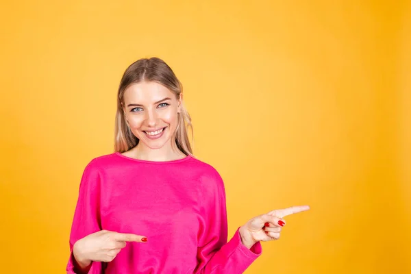 Mulher Muito Europeia Blusa Rosa Fundo Amarelo Feliz Animado Ponto — Fotografia de Stock
