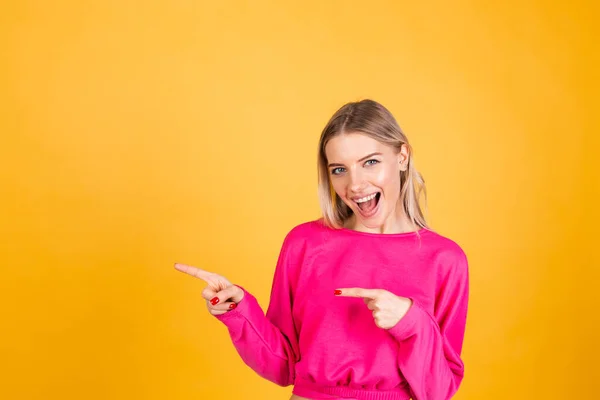 Mulher Muito Europeia Blusa Rosa Fundo Amarelo Feliz Animado Ponto — Fotografia de Stock