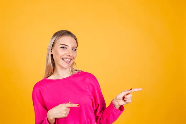 Hübsche Europäerin Pinkfarbener Bluse Auf Gelbem Hintergrund Glücklich Aufgeregt Fröhlich — Stockfoto