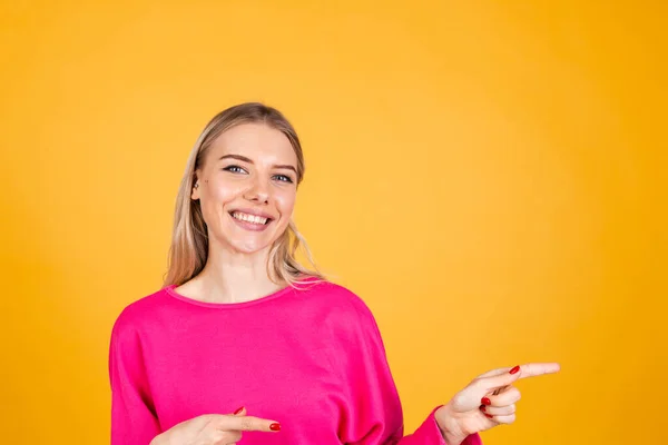 Hübsche Europäerin Pinkfarbener Bluse Auf Gelbem Hintergrund Glücklich Aufgeregt Fröhlich — Stockfoto