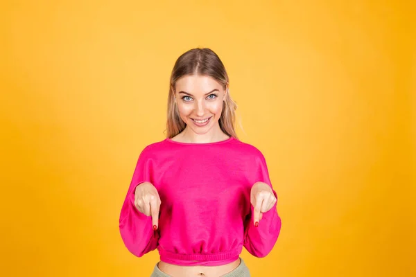 Όμορφη Ευρωπαϊκή Γυναίκα Ροζ Μπλούζα Κίτρινο Φόντο Χαρούμενη Χαρούμενη Σημείο — Φωτογραφία Αρχείου