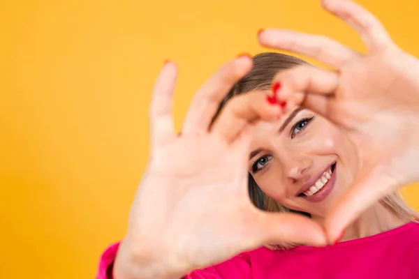 Hübsche Europäische Frau Pinkfarbener Bluse Auf Gelbem Hintergrund Lächelt Großaufnahme — Stockfoto