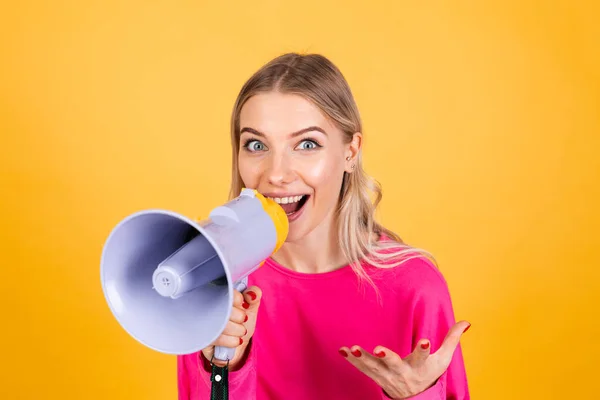 Hübsche Europäerin Rosa Bluse Auf Gelbem Hintergrund Glücklich Lustig Schreiend — Stockfoto