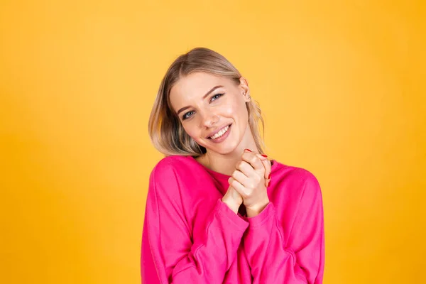 Mulher Europeia Bonita Blusa Rosa Fundo Amarelo Feliz Chocado Surpreso — Fotografia de Stock