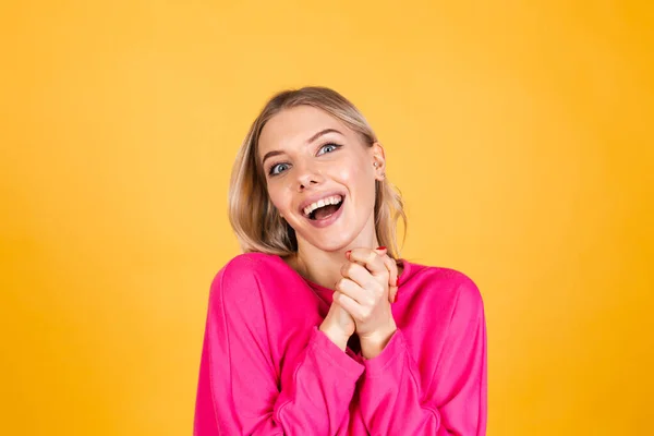 Mulher Europeia Bonita Blusa Rosa Fundo Amarelo Feliz Chocado Surpreso — Fotografia de Stock