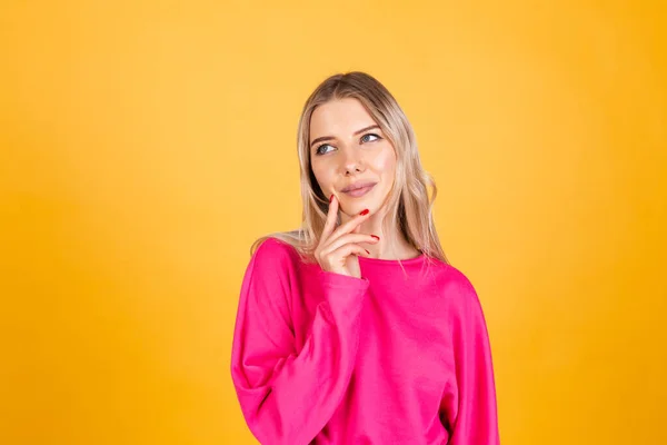 Hübsche Europäerin Pinkfarbener Bluse Auf Gelbem Hintergrund Schaut Nachdenklich Mit — Stockfoto