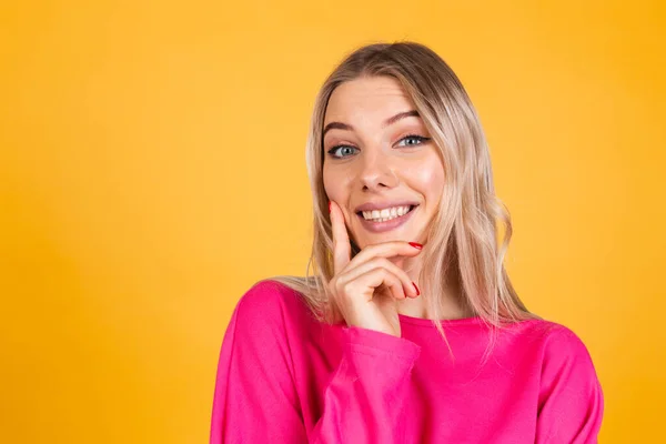 Mulher Europeia Bonita Blusa Rosa Fundo Amarelo Olha Para Câmera — Fotografia de Stock