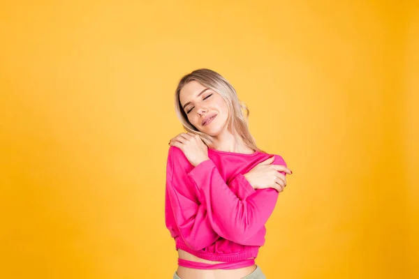 Mulher Europeia Bonita Blusa Rosa Fundo Amarelo Feliz Positivo Abraçando — Fotografia de Stock
