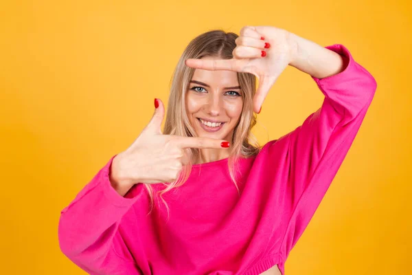 Mulher Europeia Bonita Blusa Rosa Fundo Amarelo Sorrindo Fazendo Quadro — Fotografia de Stock