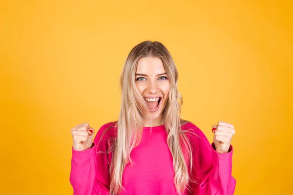 Mulher Europeia Bonita Blusa Rosa Fundo Amarelo Comemorando Surpreso Surpreso — Fotografia de Stock