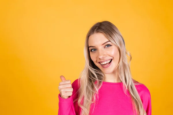 Hübsche Europäerin Pinkfarbener Bluse Auf Gelbem Hintergrund Lächelt Mit Daumenfinger — Stockfoto