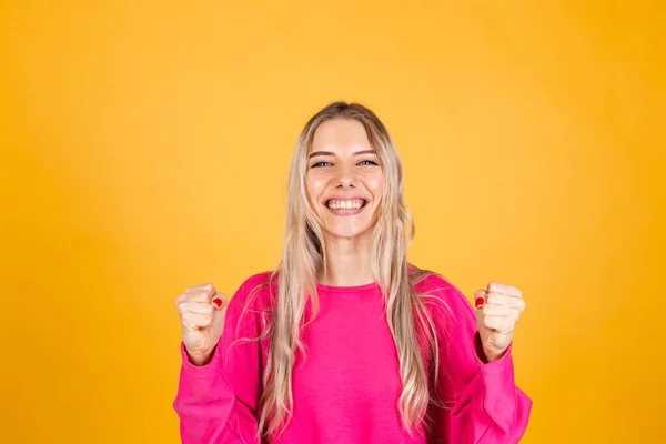 Hübsche Europäerin Pinkfarbener Bluse Auf Gelbem Hintergrund Feiert Überrascht Und — Stockfoto