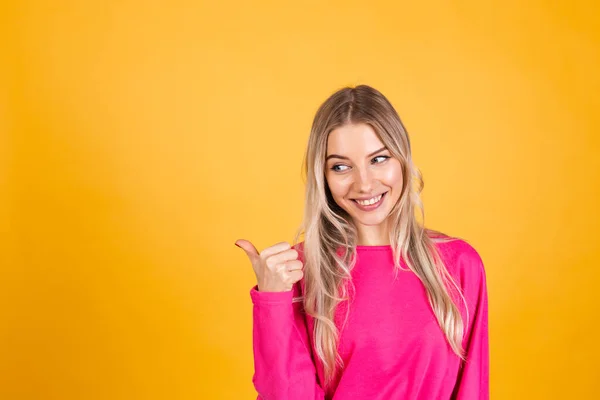 Hübsche Europäerin Pinkfarbener Bluse Auf Gelbem Hintergrund Lächelt Mit Daumenfinger — Stockfoto