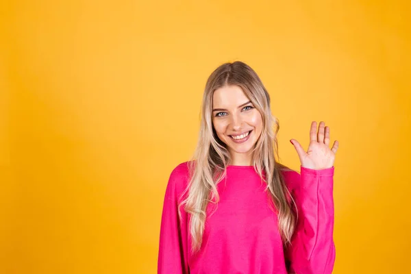 Mulher Europeia Bonita Blusa Rosa Fundo Amarelo Dizendo Olá Feliz — Fotografia de Stock