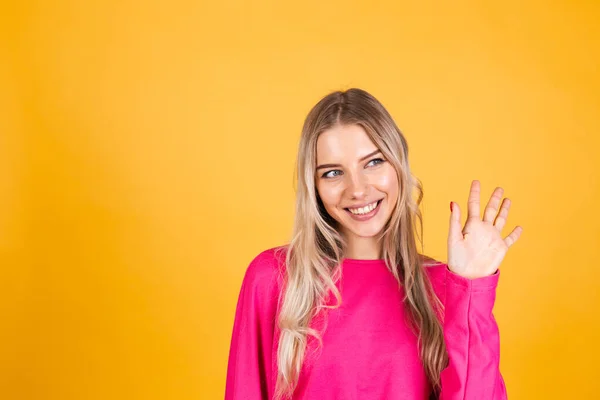 Mulher Europeia Bonita Blusa Rosa Fundo Amarelo Dizendo Olá Feliz — Fotografia de Stock