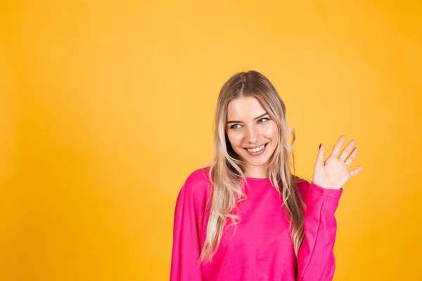 Hübsche Europäerin Pinkfarbener Bluse Auf Gelbem Hintergrund Grüßt Glücklich Und — Stockfoto