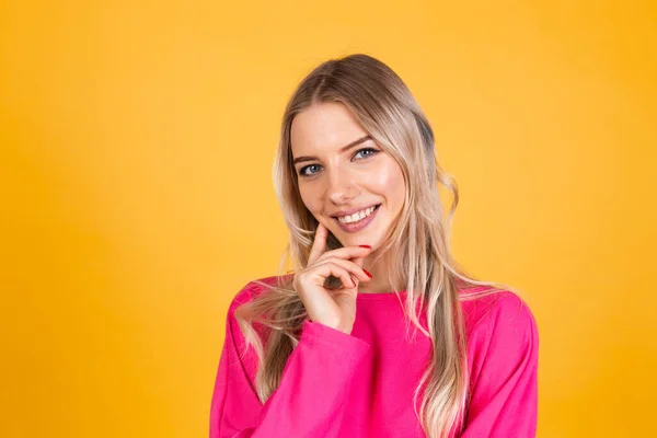 Mujer Bastante Europea Blusa Rosa Sobre Fondo Amarillo Mira Tacto —  Fotos de Stock