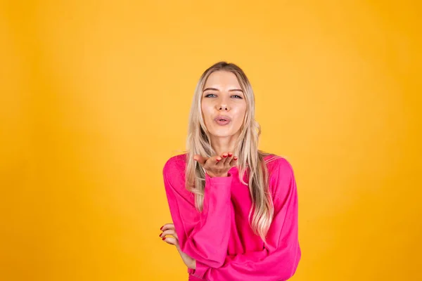 Mujer Bastante Europea Blusa Rosa Sobre Fondo Amarillo Feliz Alegre —  Fotos de Stock