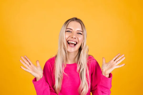 Hübsche Europäerin Pinkfarbener Bluse Auf Gelbem Hintergrund Fröhlicher Blick Die — Stockfoto