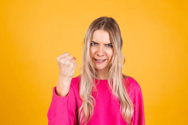 Mujer Bastante Europea Blusa Rosa Sobre Fondo Amarillo Grita Enojado —  Fotos de Stock