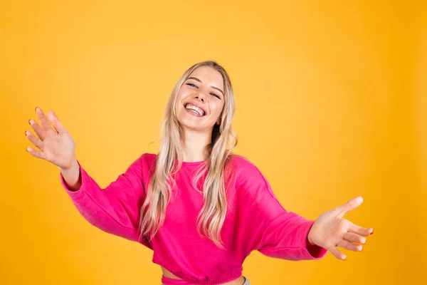 Mulher Europeia Bonita Blusa Rosa Fundo Amarelo Olhando Para Câmera — Fotografia de Stock