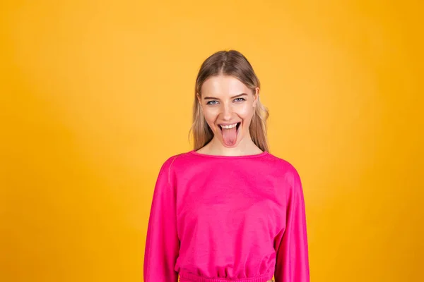 Όμορφη Ευρωπαϊκή Γυναίκα Ροζ Μπλούζα Κίτρινο Φόντο Κολλήσει Γλώσσα Έξω — Φωτογραφία Αρχείου