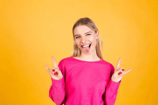 Hübsche Europäerin Pinkfarbener Bluse Auf Gelbem Hintergrund Streckt Die Zunge — Stockfoto