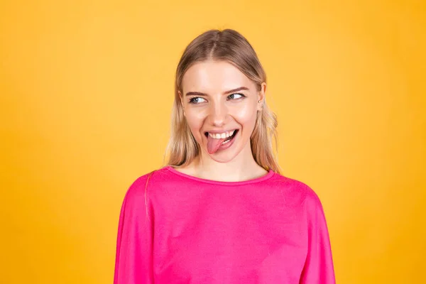 Mulher Muito Europeia Blusa Rosa Fundo Amarelo Furando Língua Feliz — Fotografia de Stock