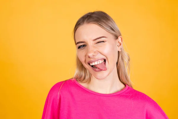 Sarı Arka Planda Pembe Bluzlu Güzel Avrupalı Kadın Komik Ifadeyle — Stok fotoğraf