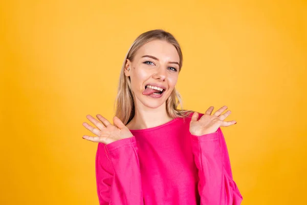 Sarı Arka Planda Pembe Bluzlu Güzel Avrupalı Kadın Komik Ifadeyle — Stok fotoğraf