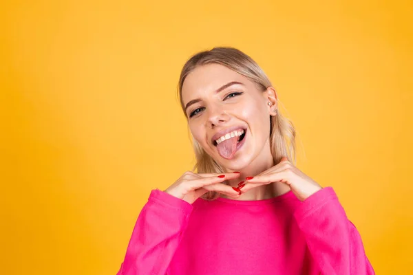 Mulher Muito Europeia Blusa Rosa Fundo Amarelo Furando Língua Feliz — Fotografia de Stock