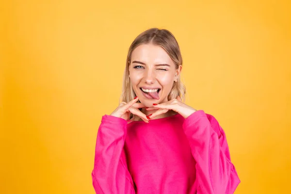 Mulher Muito Europeia Blusa Rosa Fundo Amarelo Furando Língua Feliz — Fotografia de Stock