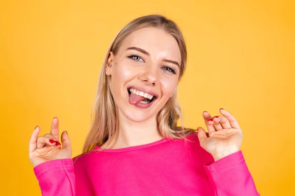 Mulher Muito Europeia Blusa Rosa Fundo Amarelo Furando Língua Feliz — Fotografia de Stock