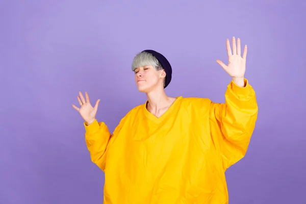 Стильная Европейская Женщина Фиолетовом Фоне Счастлива Позитивному Движению Танца — стоковое фото