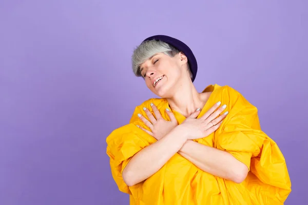 Elegante Mujer Europea Sobre Fondo Púrpura Autocuidado Abrazándose Con Sonrisa — Foto de Stock
