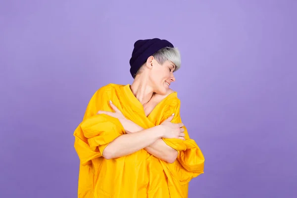 Стильная Европейская Женщина Фиолетовом Фоне Заботится Себе Обнимая Себя Улыбкой — стоковое фото