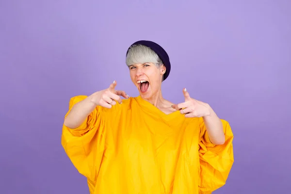 Стильная Европейская Женщина Фиолетовом Фоне Указывает Камеру Счастливым Лицом — стоковое фото