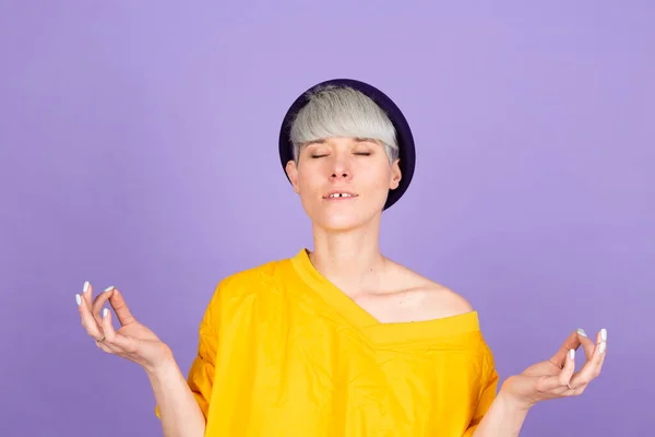Стильная Европейская Женщина Фиолетовом Фоне Расслабляется Улыбается Делая Жест Медитации — стоковое фото