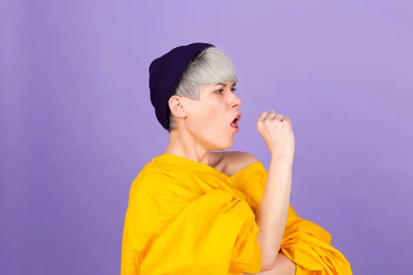Стильная Европейская Женщина Фиолетовом Фоне Чувствует Себя Нездоровым Кашляет Симптом — стоковое фото
