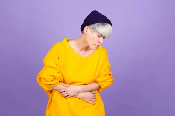 Mulher Europeia Elegante Fundo Roxo Sofrendo Dor Estômago Com Grimace — Fotografia de Stock