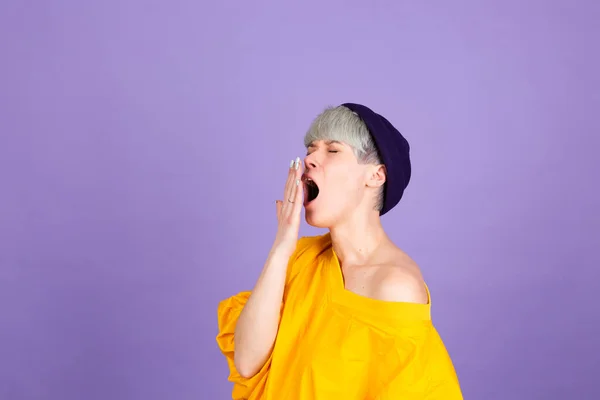 Κομψό Ευρωπαϊκή Γυναίκα Μωβ Φόντο Βαρεθεί Χασμουρητό Κουρασμένο Καλύπτει Στόμα — Φωτογραφία Αρχείου