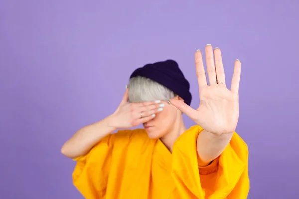 Стильная Европейская Женщина Фиолетовом Фоне Закрывающая Глаза Руками Делающая Стоп — стоковое фото